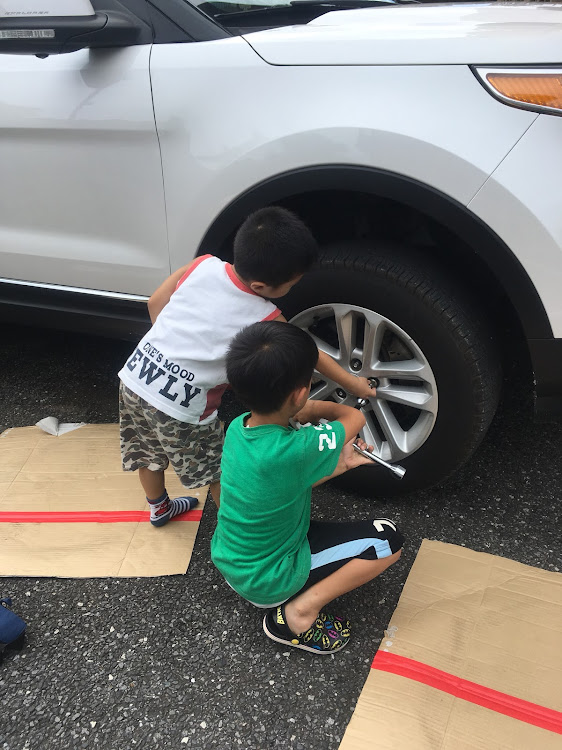 エクスプローラーのford explorer・ホイール交換・タイヤ交換に関するカスタム事例の投稿画像2枚目