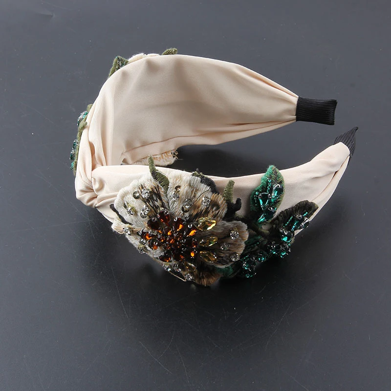 Stoff-Haarreif mit breiter Krempe, blumenförmig mit Diamanten besetzt, für einen stilvollen Look, perfekt für besondere Anlässe.