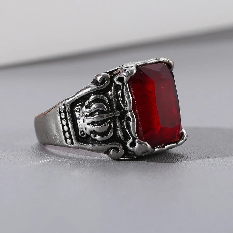 Bague vintage homme en acier titane et rubis, robuste et élégante. Idéale pour un usage quotidien ou des occasions spéciales.