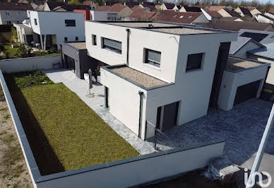 Maison avec piscine et terrasse 1