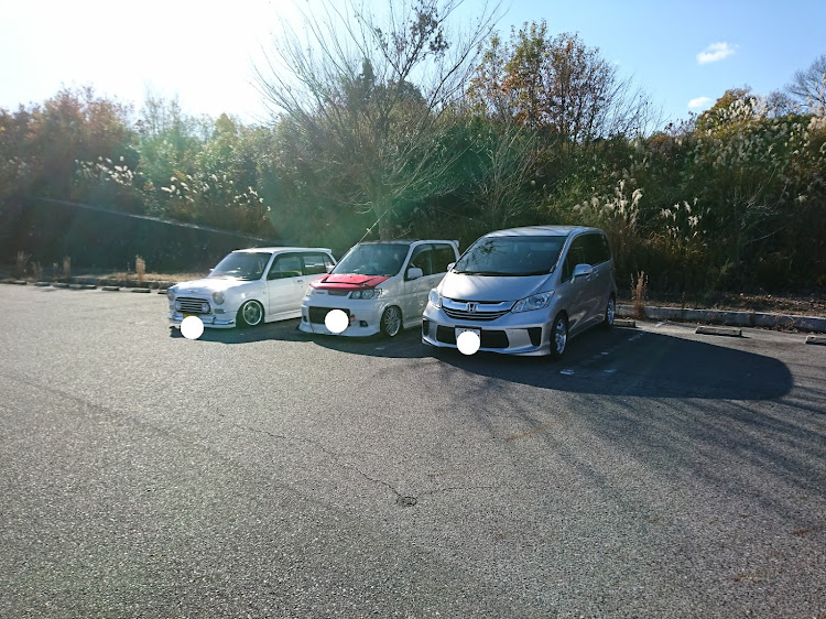 フリードのフリード✖️ダンク✖️ジーノ・並べると車高の高さ際立つに関するカスタム事例の投稿画像1枚目