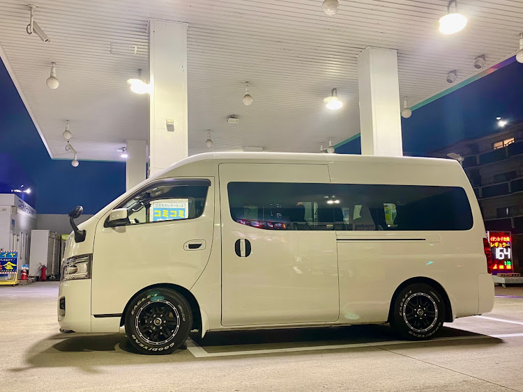 NV350キャラバンのガソリン代値上げ・給油・ホワイトレター・ハイルーフ・スーパーロングに関するカスタム事例の投稿画像1枚目