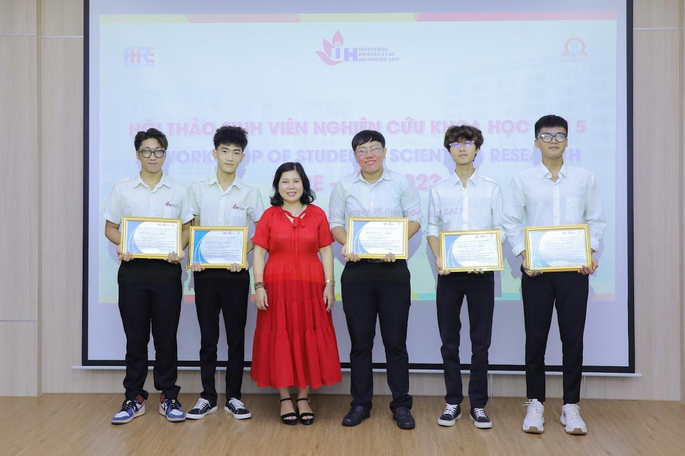 A group of people holding certificatesDescription automatically generated