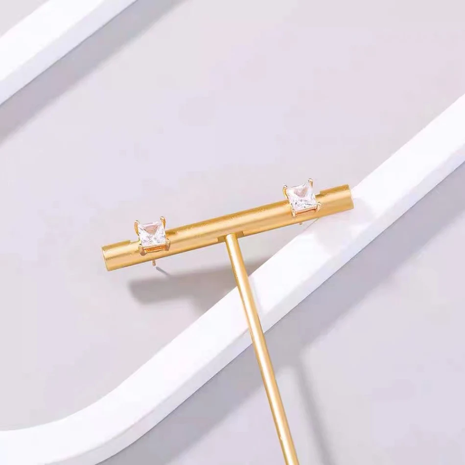 Boucles d'oreilles clous carrées larges Super Zircon Femme, élégantes et scintillantes, parfaites pour un usage quotidien et spécial.