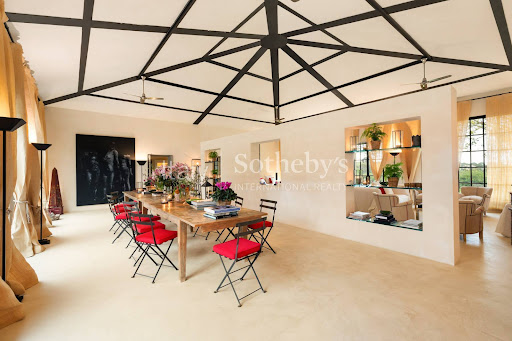 Villa with pool and garden 5