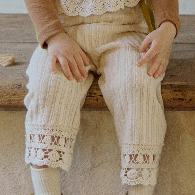 Ženske pantalone širokih nogavica sa čipkastim prugama Udobna elegancija i svestrani stil, idealne za moderan i sofisticiran izgled za svaku priliku.