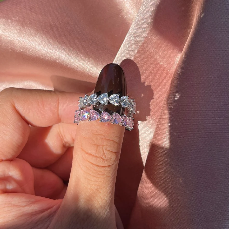 Anillo de plata de ley para mujer con circonitas brillantes. Un accesorio elegante, ideal para realzar tu estilo diario y lucir sofisticada.