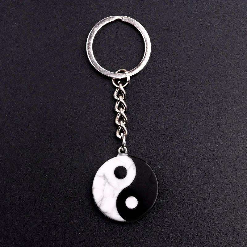 Logo Yin Yang Taiji noir et blanc à couture naturelle, parfait pour symboliser l'équilibre et l'harmonie dans la conception.