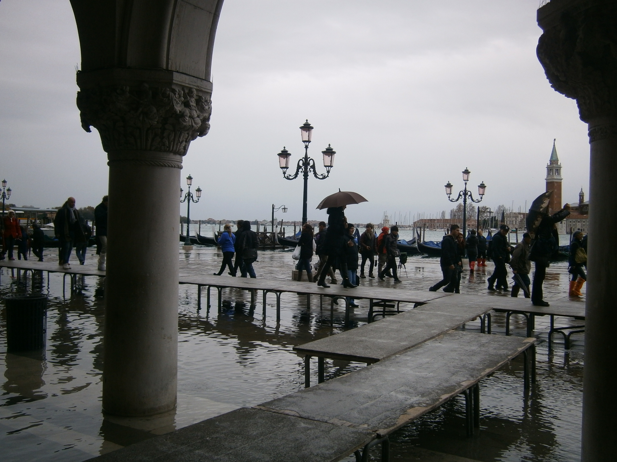 Passanti in acqua alta di Flavy