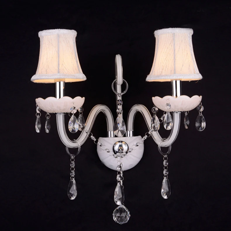 Evropska kristalna zidna lampa za dnevnu sobu i trpezariju, francuski stil. Osvetlite svoj dom elegantnim i sofisticiranim svetlom.