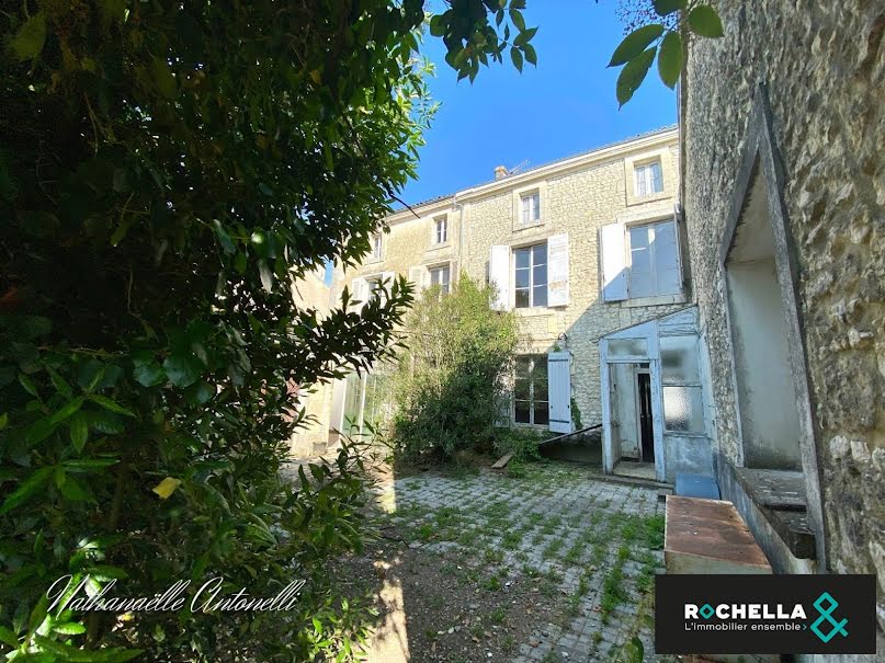 Vente maison 11 pièces 350 m² à Saint-Jean-d'Angély (17400), 290 000 €