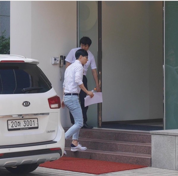 Fan-taken photo of Yoo Jae Suk entering the SM Entertainment building located in Chungdam, Seoul on August 11, 2016.