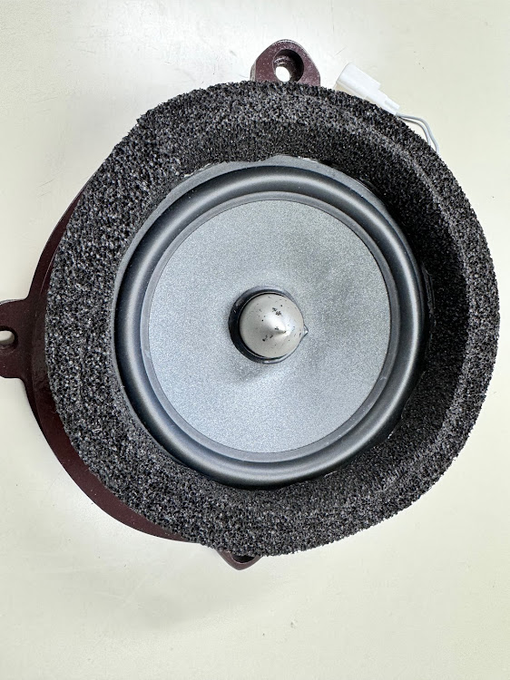 クラウンスポーツの170v・FOCAL・雨よけ・スピーカーからの水漏れ・対策に関するカスタム事例の投稿画像5枚目