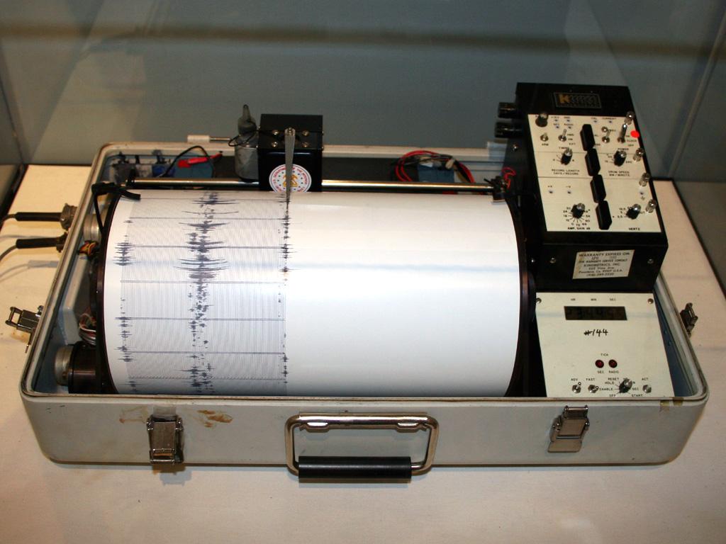 C:\Users\mochi\Desktop\Kinemetrics_seismograph.jpg