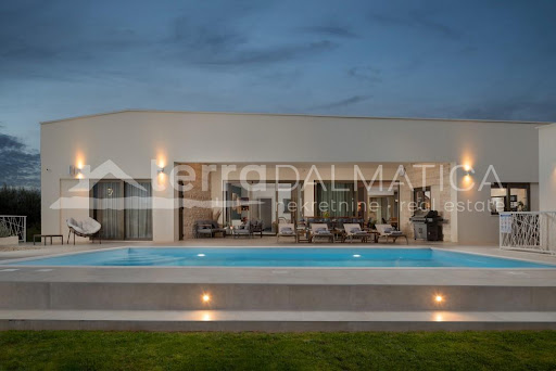 Villa with terrace 1