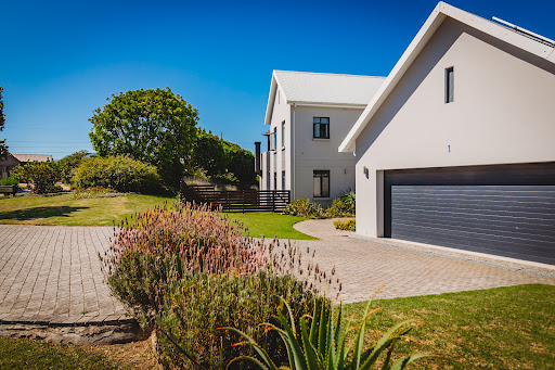 House with garden 3