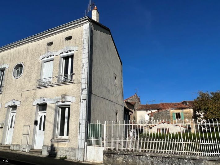 Vente propriété 3 pièces 75 m² à Ruffec (16700), 39 000 €