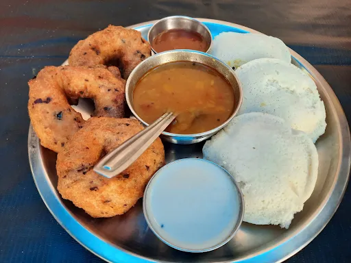 Idli [2 Pieces] With Medu Vada [2 Vada]