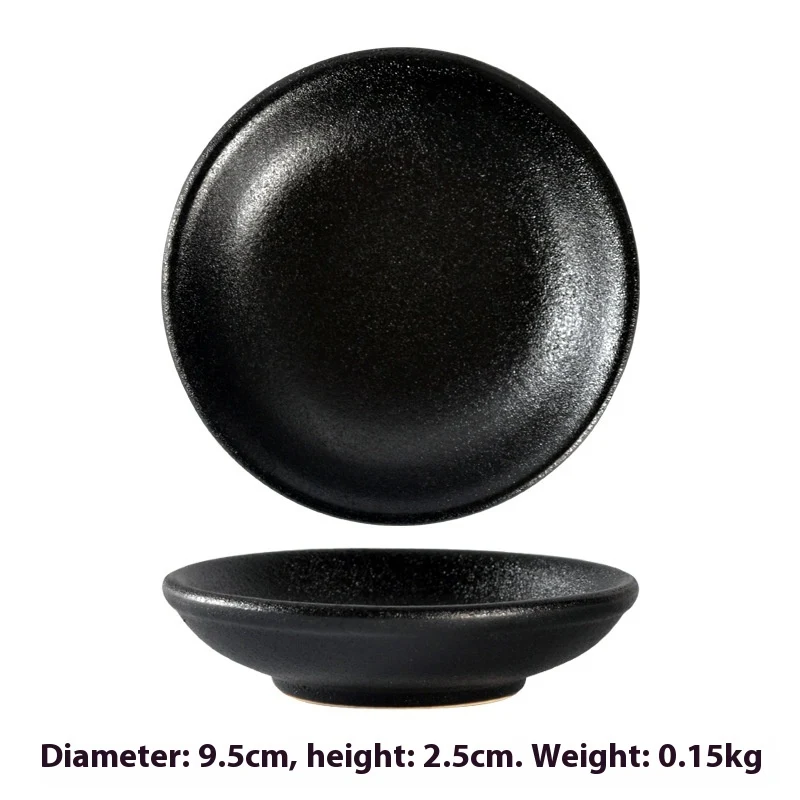 Assiette ronde irrégulière en céramique de style simple. Parfaite pour présenter vos plats avec une touche d'originalité et sublimer vos repas quotidiens.