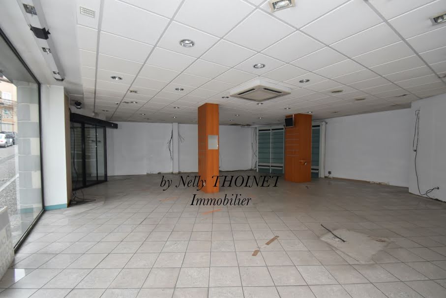 Location  locaux professionnels 3 pièces 180 m² à Royat (63130), 1 500 €