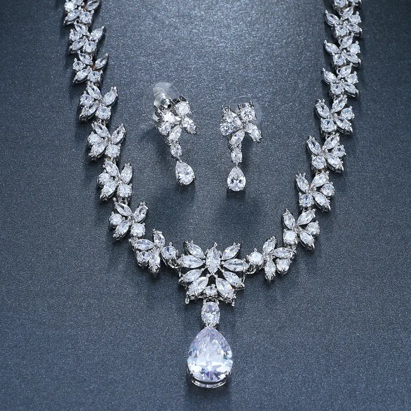 Title 2, Elegante Conjunto de Collar y Pendientes de Zir...