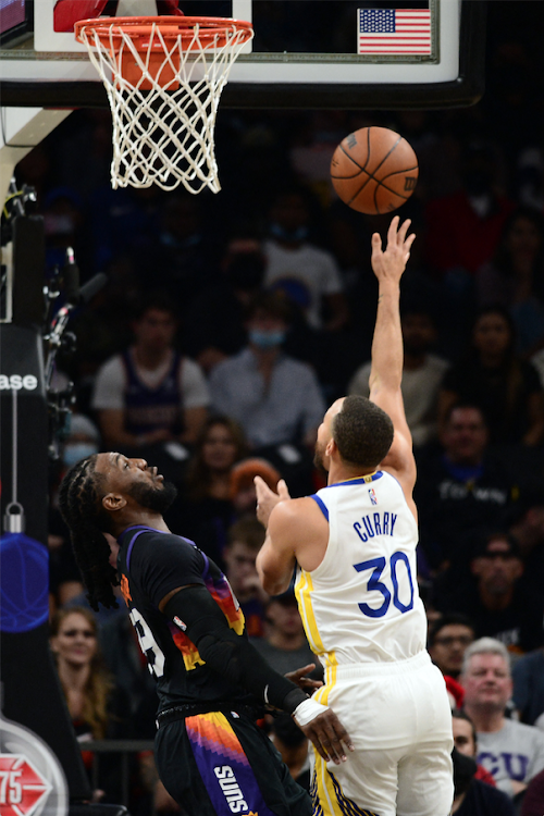 Golden State Warriors guard Stephen Curry (30) shoots over Phoenix Suns forward Jae Crowder (99) during the first half at Footprint Center