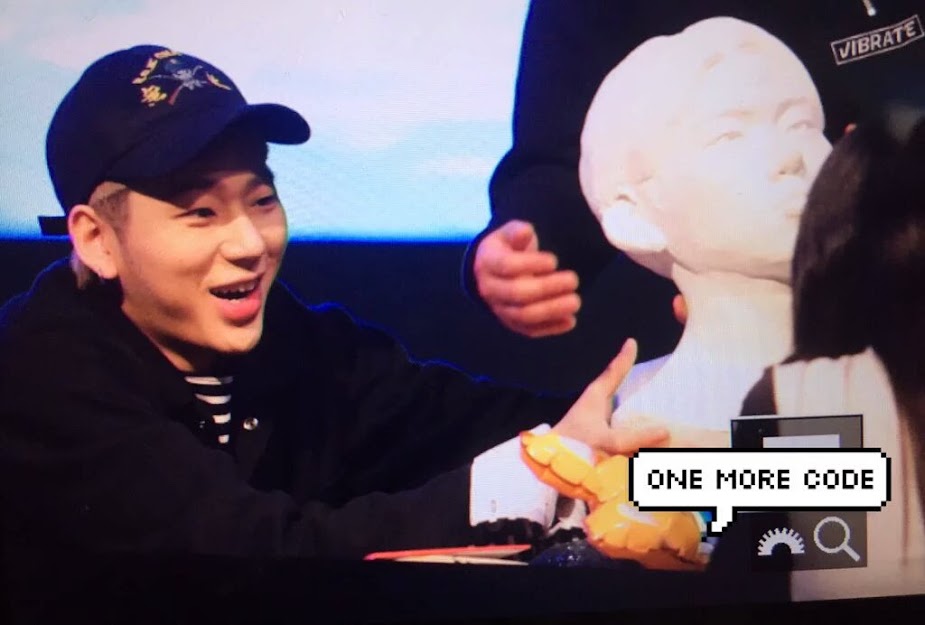 Image: Block B Zico receiving fan gift / Instiz