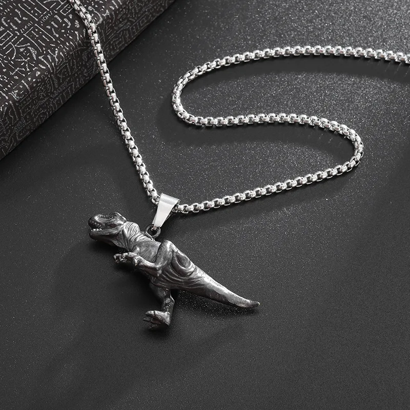 Title 6, Collier pendentif dinosaure dominant rétro pers...