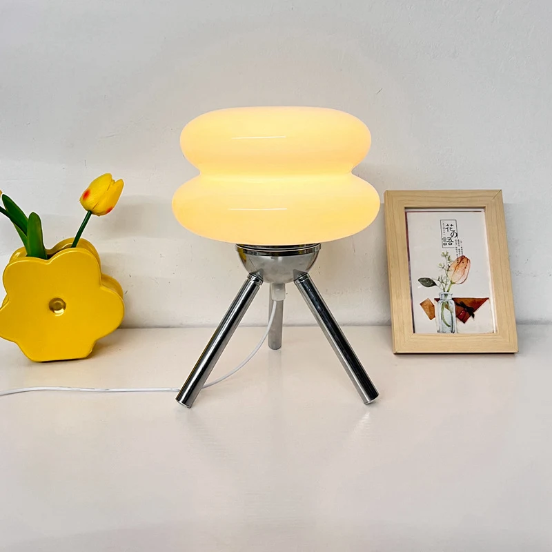 Moderna minimalistička stona lampa od stakla za spavaću sobu. Osvetlite svoj prostor elegantno i funkcionalno, idealno za noćni stočić ili radni sto.