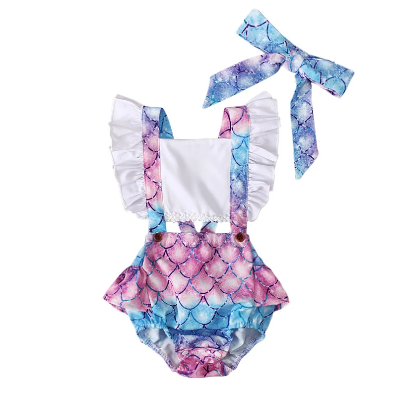 Conjunto de verão infantil com romper, mangas esvoaçantes, suspensório, laço e toalha. Conforto e estilo em duas peças para os pequenos.