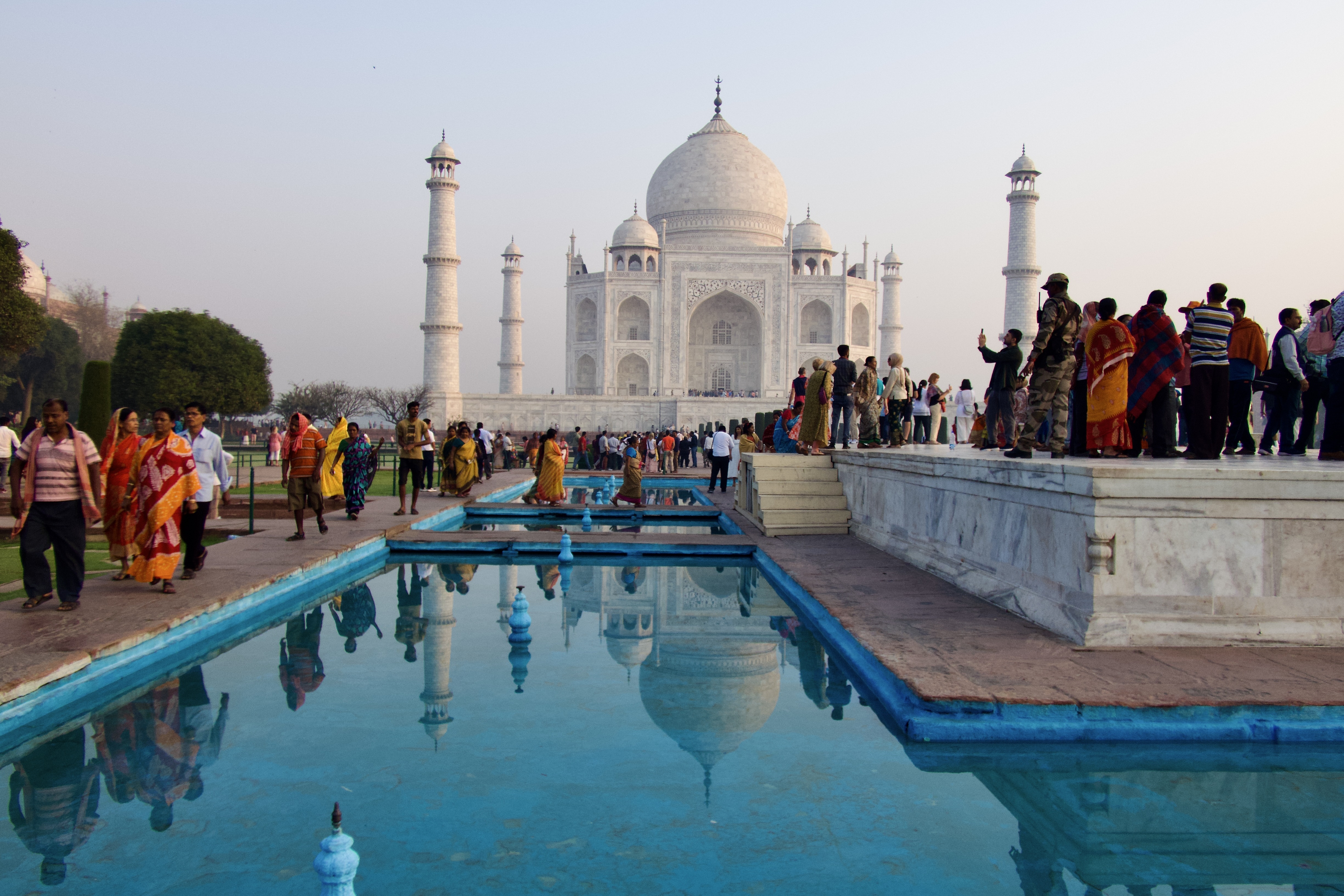 Taj Mahal..... all'alba già affollato