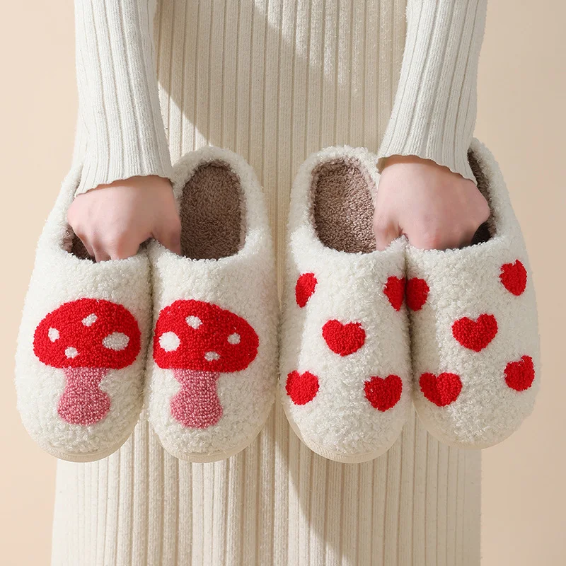 Zapatillas de casa de felpa estilo amor de dibujos animados para un confort y calidez increíbles. Disfruta de suavidad y diseño adorable.