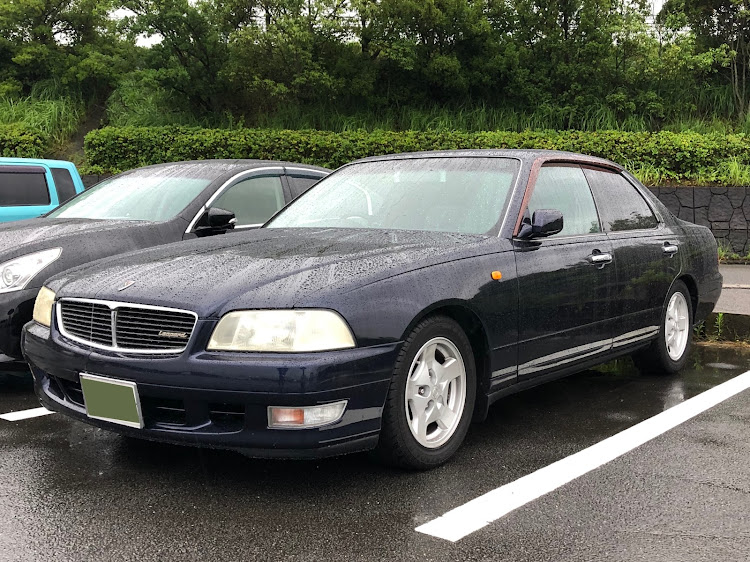 レパードのY33レパード・社員駐車場・雨模様に関するカスタム事例の投稿画像1枚目