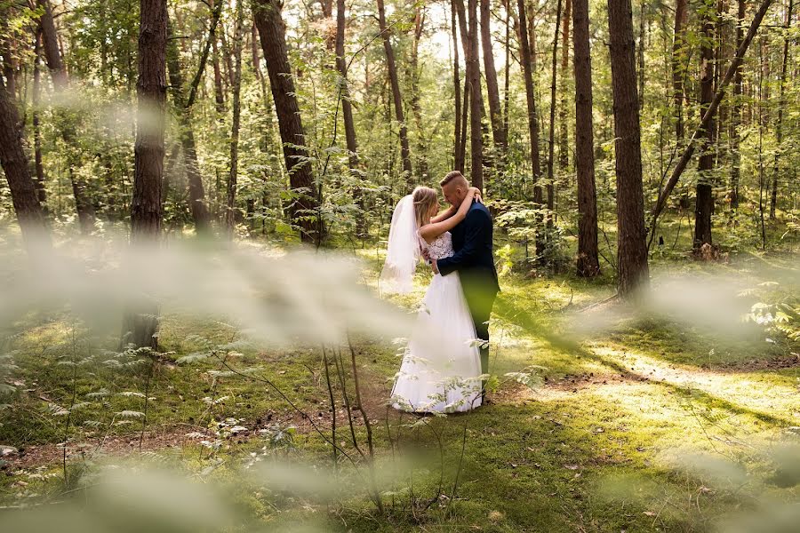 Jurufoto perkahwinan Aleksandra Podlińska (kolorowekadry). Foto pada 6 Ogos 2019