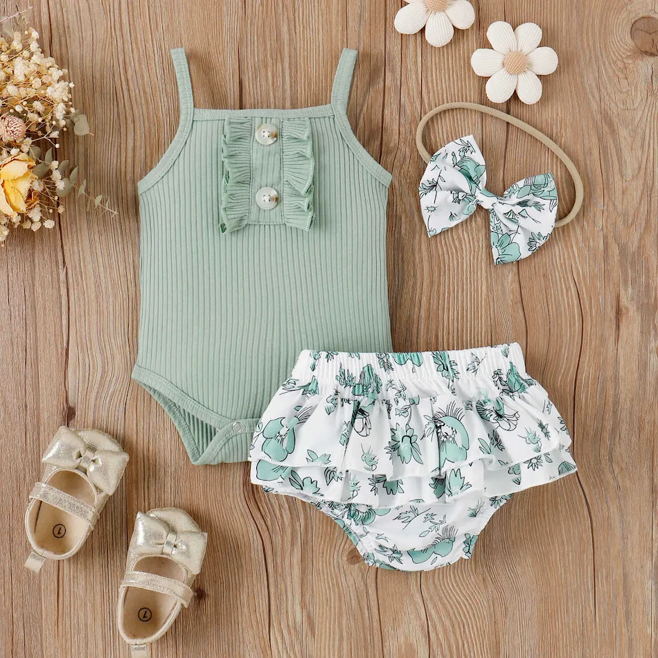 Ensemble trois pièces jupe à bretelles en coton pour bébés filles et tout-petits. Confort et style pour les jeux et les sorties.