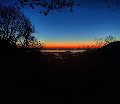 Red shaded sunset on Garda Lake di utente cancellato