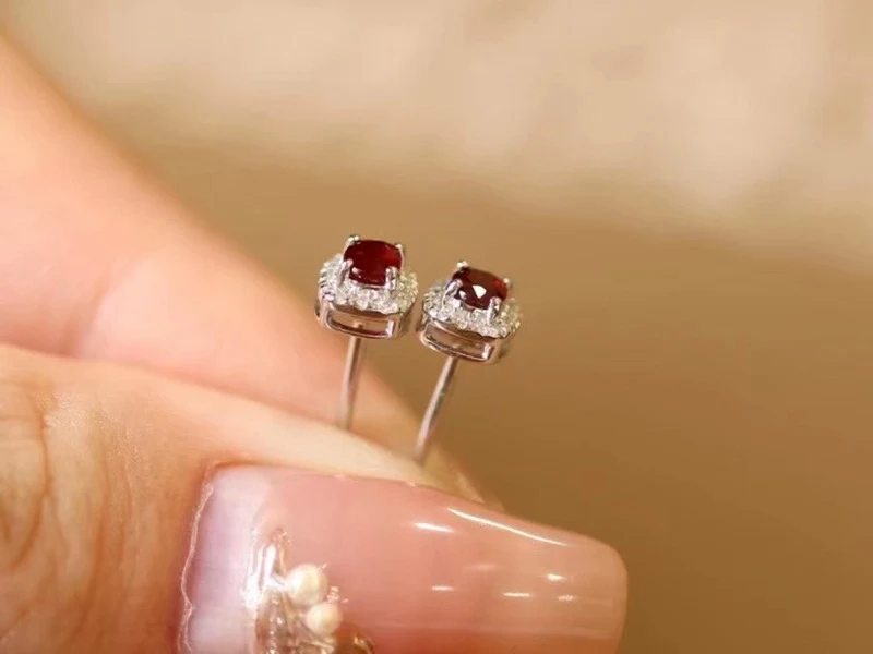 Brincos de ouro com rubis naturais e diamantes, cor vermelho sangue de pombo. Joia luxuosa e elegante para mulheres.