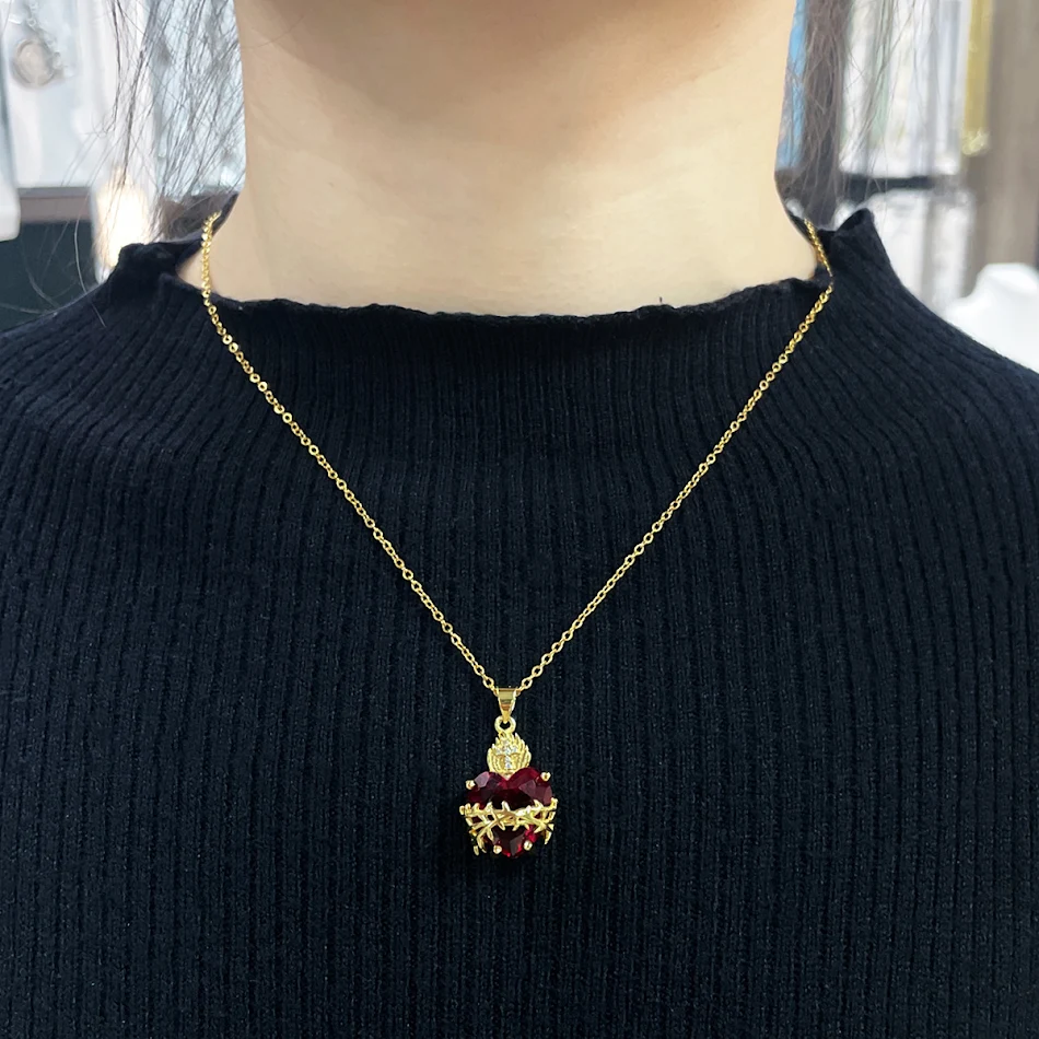 Vergulde koperen kruis ketting met rode hartvormige zirkonia, een prachtig sieraad voor elke gelegenheid.