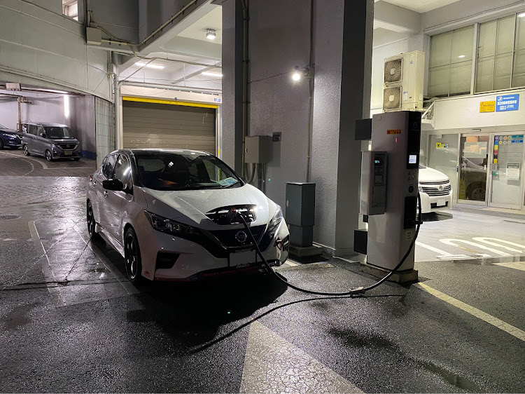 リーフの会社帰り・愛車といっしょ・梅雨・充電・雨やだよーに関するカスタム事例の投稿画像1枚目