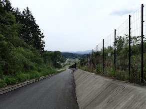 高架横の道路へ