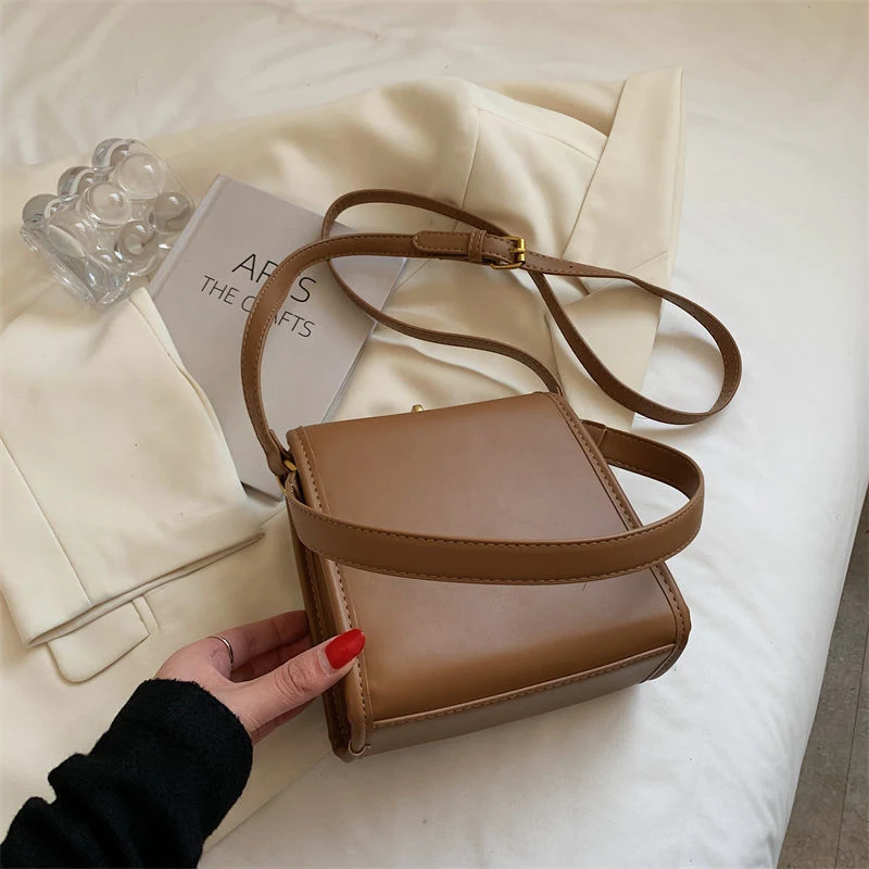 Sac rétro de caractère pour femme, un accessoire de mode stylé et intemporel. Idéal pour un look vintage avec une touche personnelle.
