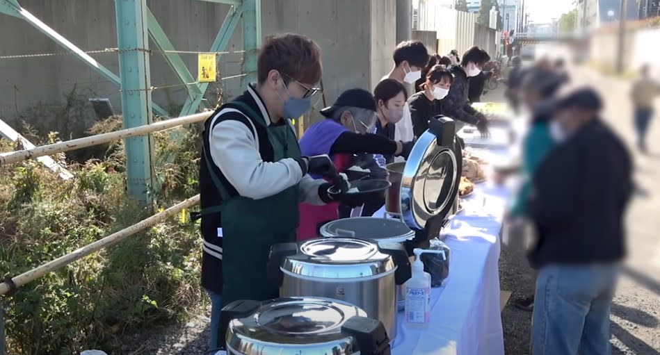 HIKAKIN serves 100 luxurious curry to the homeless - Neo-Tokyo 2099