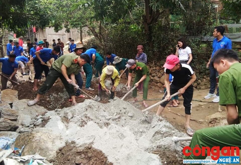  Đoàn Thanh niên Công an huyện tham gia xây dựng đường giao thông nông thôn tại bản Khe Ngậu, xã Xá Lượng