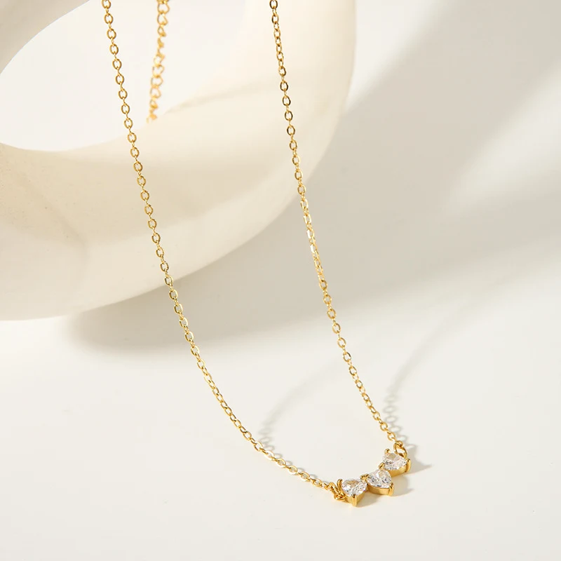RVS ketting met hartvormige niche en diamant. Een stijlvol en duurzaam sieraad om je liefde te tonen en je outfit te verfraaien.
