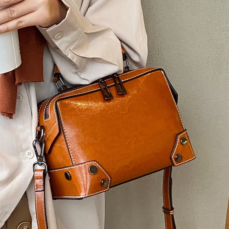 Sac à bandoulière femme en cuir pur ciré à l'huile. Élégant, durable et idéal pour un usage quotidien. Confort et style assurés.