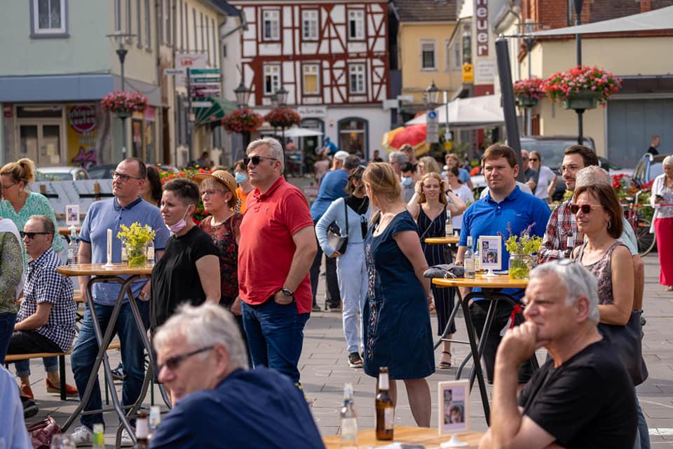 Ist möglicherweise ein Bild von eine oder mehrere Personen und außen