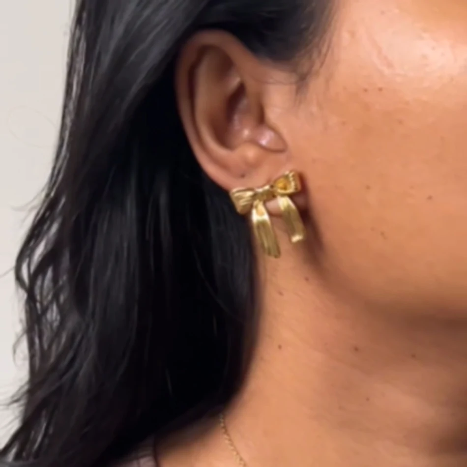 Boucles d'oreilles femme nœud en or 16k et acier titane, élégantes et durables, parfaites pour le quotidien et les occasions.