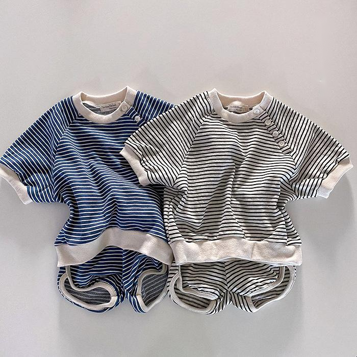 Ensemble short rayé pour bébé et tout-petit, deux pièces. Tenue estivale confortable et tendance pour les petits, parfaite pour jouer et explorer.