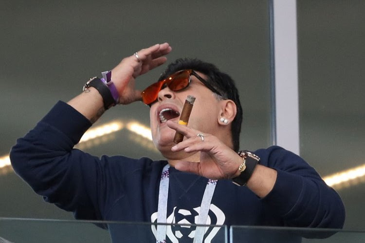 Paffende Maradona valt compleet uit de lucht: "Ik wist eerlijk gezegd niet dat je niet mocht roken in de stadions"