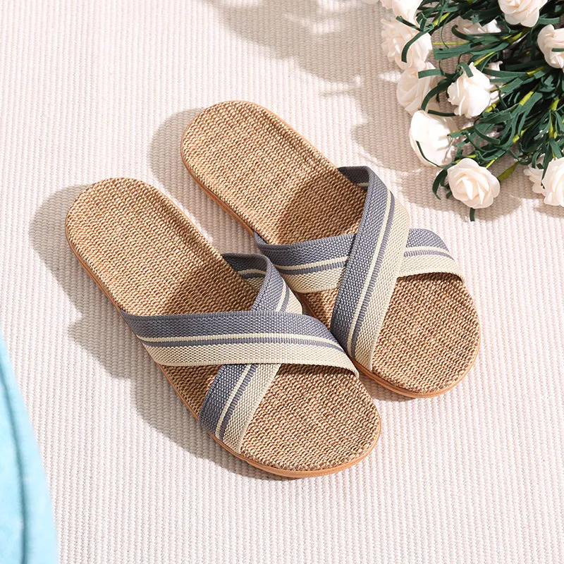 Chinelos de linho de verão para casa com sola macia para pisos de madeira. Conforto e leveza para seus momentos de descanso.